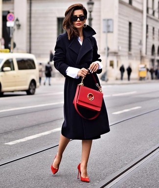 Как носить черное пальто с красными замшевыми туфлями в деловом стиле: Черное пальто и белая классическая рубашка — прекрасный ансамбль для свидания в ресторане. Красные замшевые туфли становятся отличным дополнением к твоему наряду.