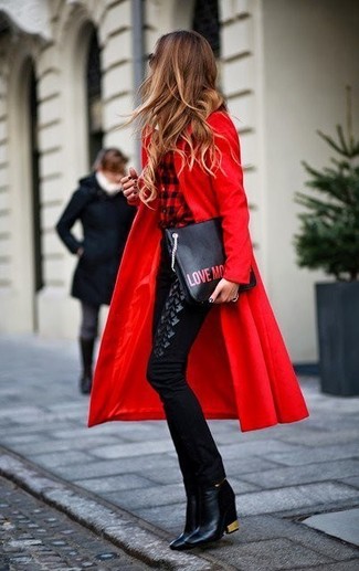 С чем носить черные узкие брюки в 30 лет в холод: Красное пальто и черные узкие брюки — идеальный вариант для повседневного офисного образа. Черные кожаные ботильоны становятся хорошим завершением твоего наряда.
