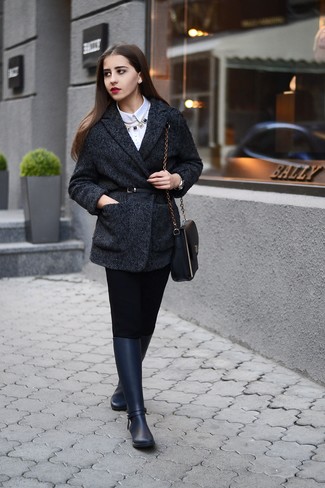 С чем носить черные узкие брюки в холод: Фанаткам повседневного стиля полюбится дуэт темно-серого пальто с узором "в ёлочку" и черных узких брюк. Создать модный контраст с остальными элементами этого лука помогут темно-синие резиновые сапоги.