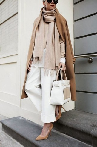 С чем носить бело-черную большую сумку в холод: Светло-коричневое пальто и бело-черная большая сумка — выбор женского пола, которые постоянно в движении. В сочетании с этим нарядом наиболее уместно будут смотреться светло-коричневые замшевые туфли.
