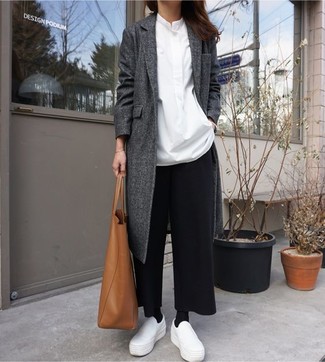Модный лук: темно-серое пальто, белая классическая рубашка, черные широкие брюки, белые слипоны
