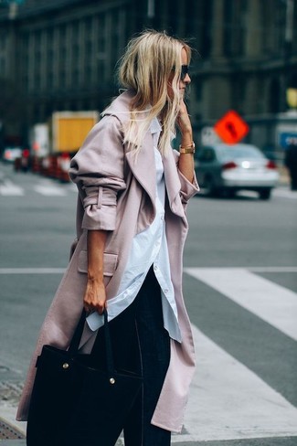 С чем носить черную замшевую сумку в 30 лет женщине в теплую погоду в деловом стиле: Если ты делаешь ставку на удобство и практичность, розовое пальто и черная замшевая сумка — великолепный вариант для привлекательного повседневного ансамбля.