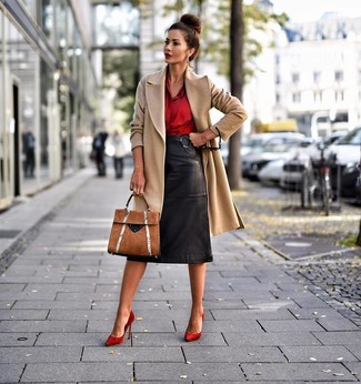 Модный лук: светло-коричневое пальто, красная шелковая классическая рубашка, черная кожаная юбка-карандаш, красные замшевые туфли