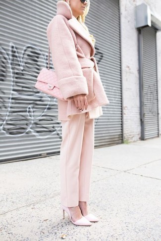 С чем носить ярко-розовые классические брюки женщине в теплую погоду: Комбо из розового пальто и ярко-розовых классических брюк позволит выразить твой индивидуальный стиль и выигрышно выделиться из толпы. Розовые кожаные туфли чудесно впишутся в ансамбль.