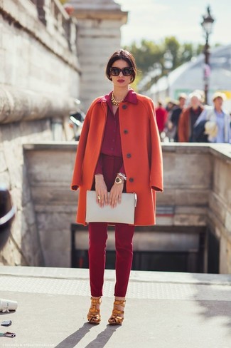 С чем носить оранжевую обувь в 30 лет: Оранжевое пальто и темно-красный комбинезон — неотъемлемые вещи в гардеробе дамского пола с классным вкусом в одежде. Пара золотых кожаных босоножек на каблуке удачно интегрируется в этот наряд.