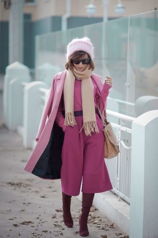 С чем носить светло-коричневый шарф женщине: Сочетание розового пальто и светло-коричневого шарфа - очень практично, и поэтому прекрасно подойдет на каждый день. Что до обуви, можно отдать предпочтение классике и выбрать темно-красные замшевые ботфорты.