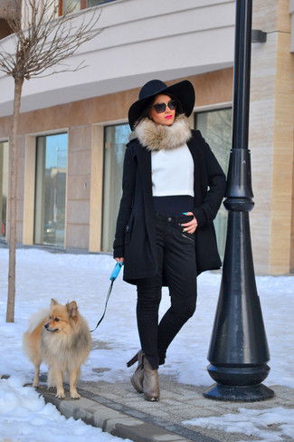 С чем носить шляпу женщине в холод: Черное пальто и шляпа — стильный выбор девчонок, которые никогда не могут усидеть на месте. Очень уместно здесь выглядят серые кожаные ботильоны.