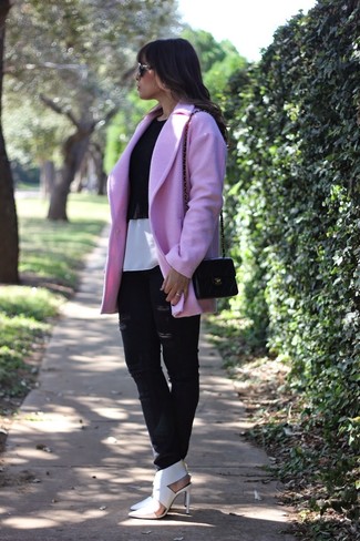 Модный лук: розовое пальто, черный короткий свитер, белая шелковая футболка с круглым вырезом, черные рваные джинсы скинни