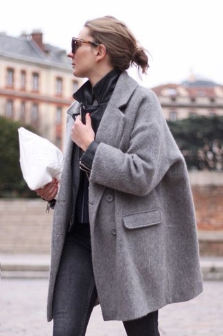 Как носить серое пальто с темно-серыми джинсами женщине в стиле смарт-кэжуал: Тандем серого пальто и темно-серых джинсов позволит подчеркнуть твой запоминающийся стиль.