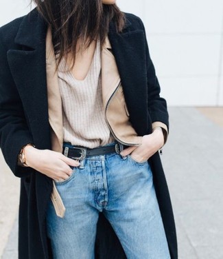 С чем носить черное пальто женщине осень: Образ из черного пальто и голубых джинсов смотрится отменно, разве нет? Однозначно, такой ансамбль будет смотреться невероятно модно осенью.