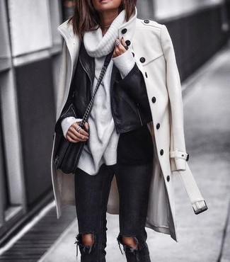 С чем носить косуху женщине в прохладную погоду в стиле кэжуал: Если ты отдаешь предпочтение удобству и практичности, тебе полюбится сочетание косухи и черных рваных джинсов скинни.