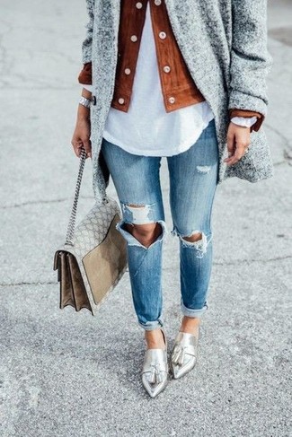 Как носить джинсы с лоферами в 30 лет женщине в прохладную погоду в стиле кэжуал: В паре друг с другом серое пальто и джинсы смотрятся очень удачно. Что же до обуви, можно завершить образ лоферами.