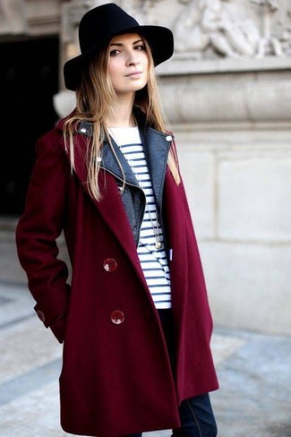 С чем носить красное пальто женщине: Ансамбль из красного пальто и темно-синих джинсов скинни позволит выглядеть модно, а также выразить твой оригинальный личный стиль.