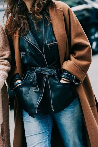С чем носить кожаную куртку в 30 лет женщине в холод: Для свидания в кино или кафе отлично подойдет дуэт кожаной куртки и синих джинсов.