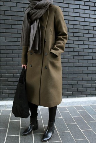 Модный лук: оливковое пальто, черные леггинсы, черные кожаные ботинки челси, черная замшевая большая сумка