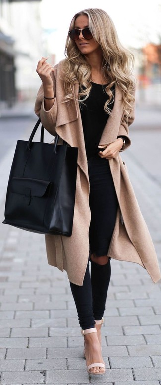 Модный лук: светло-коричневое пальто, черная майка, черные рваные джинсы скинни, бежевые кожаные босоножки на каблуке