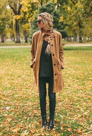 С чем носить бежевое пальто женщине осень в стиле смарт-кэжуал: Если ты считаешь себя одной из тех дам, способных неплохо ориентироваться в моде, тебе понравится лук из бежевого пальто и черных джинсов скинни. Вместе с этим нарядом великолепно будут выглядеть черные кожаные ботильоны. Классный осенний наряд, подобный этому — один из самых легких способов поднять себе настроение и зарядиться позитивом.