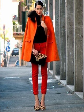 С чем носить красно-темно-синие брюки женщине в теплую погоду в стиле смарт-кэжуал: Оранжевое пальто и красно-темно-синие брюки — прекрасный вариант для расслабленного, но модного образа. Что же до обуви, заверши лук светло-коричневыми кожаными туфлями с леопардовым принтом.