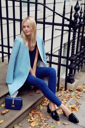 Как носить пальто с лоферами в 30 лет женщине в теплую погоду в стиле смарт-кэжуал: Пальто и синие узкие брюки — неотъемлемые вещи в арсенале дам с чувством стиля. Вкупе с этим образом великолепно будут выглядеть лоферы.