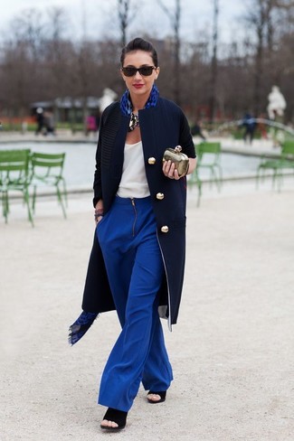 С чем носить синие широкие брюки в 30 лет в стиле смарт-кэжуал: Темно-синее пальто и синие широкие брюки — это тот образ, в котором ты неминуемо будешь притягивать взгляды и мужчин, и женщин. Вкупе с этим образом органично смотрятся черные замшевые босоножки на каблуке.