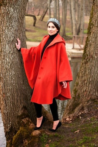 Красное пальто-накидка от Saint Laurent