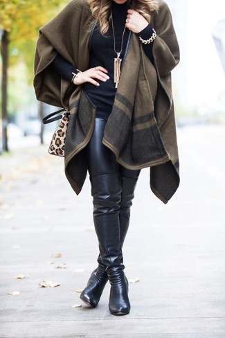 С чем носить темно-бирюзовое пальто-накидку в 30 лет в теплую погоду: Несмотря на то, что это достаточно легкий лук, дуэт темно-бирюзового пальто-накидки и черных кожаных леггинсов продолжает завоевывать сердца многих дам. Почему бы не добавить в этот образ на каждый день чуточку утонченности с помощью черных кожаных ботфортов?