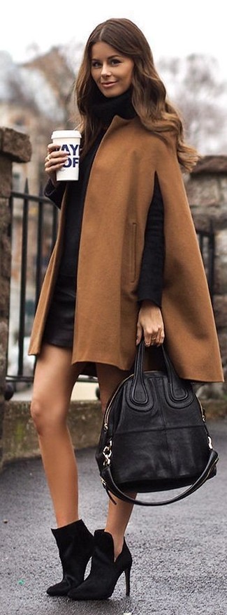 Как носить пальто-накидку с мини-юбкой: Пальто-накидка и мини-юбка — отличный выбор, если ты хочешь составить расслабленный, но в то же время стильный образ. Что же до обуви, черные замшевые ботильоны — самый приемлимый вариант.