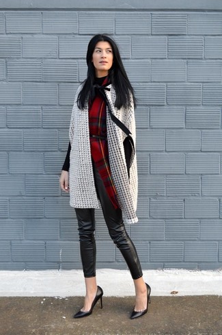 С чем носить красный шарф в шотландскую клетку женщине: Бежевое пальто-накидка и красный шарф в шотландскую клетку — отличная формула для воплощения модного и несложного наряда. Весьма выигрышно здесь выглядят черные кожаные туфли.