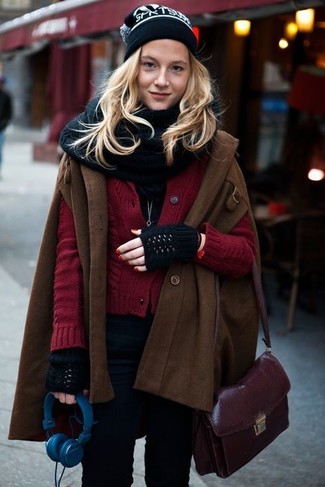 С чем носить черный вязаный шарф в 30 лет женщине: Если в одежде ты ценишь комфорт и практичность, темно-коричневое пальто-накидка и черный вязаный шарф — превосходный вариант для модного повседневного лука.