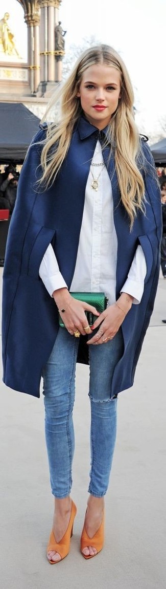 С чем носить синие рваные джинсы женщине: Если ты ценишь комфорт и практичность, тебе полюбится такое сочетание темно-синего пальто-накидки и синих рваных джинсов. В тандеме с этим ансамблем наиболее уместно будут смотреться оранжевые замшевые туфли.