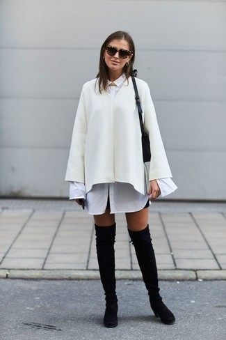С чем носить черную мини-юбку: Белое пальто-накидка и черная мини-юбка — прекрасный вариант, если ты хочешь создать лёгкий, но в то же время стильный ансамбль. Черные замшевые ботфорты станут классным дополнением к твоему образу.