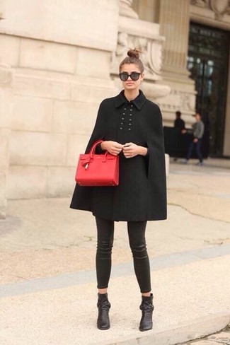Черное пальто-накидка от RED Valentino