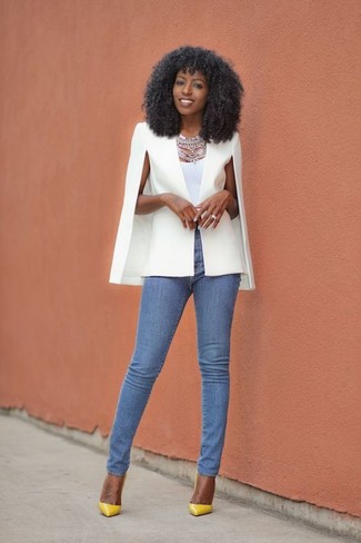 Модный лук: белое пальто-накидка, белая майка, синие джинсы скинни, желтые кожаные туфли