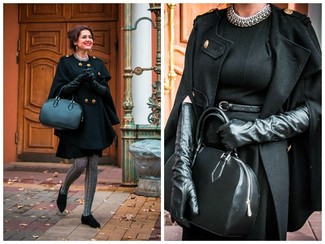 С чем носить черное платье-футляр: Дуэт черного платья-футляра и черного пальто-накидки позволит создать элегантный и современный лук. Чудесно сюда подходят черные замшевые оксфорды.