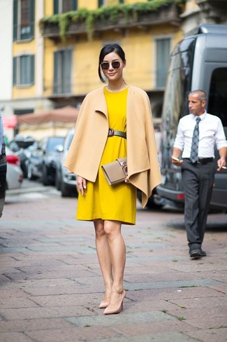 С чем носить зелено-желтое повседневное платье осень: Зелено-желтое повседневное платье в паре со светло-коричневым пальто-накидкой — хорошая идея для воплощения наряда в стиле smart casual. В паре с этим образом выгодно будут выглядеть светло-коричневые кожаные туфли. Такое сочетание поможет создать позитивное осеннее настроение, какой бы ни была погода на улице.