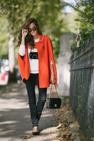Красное пальто-накидка от Saint Laurent