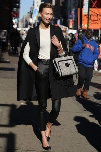 Как Karlie Kloss носит Черное пальто-накидка, Бежевая футболка с длинным рукавом, Черные кожаные узкие брюки, Черные кожаные балетки