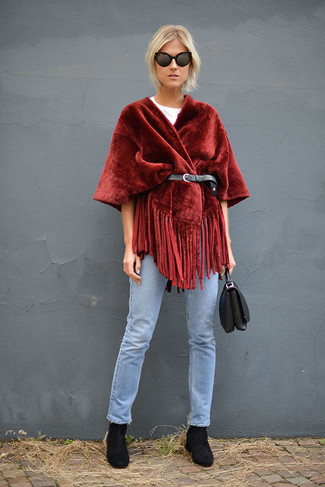Модный лук: темно-красное пальто-накидка, белая футболка с круглым вырезом, голубые джинсы, черные замшевые ботильоны