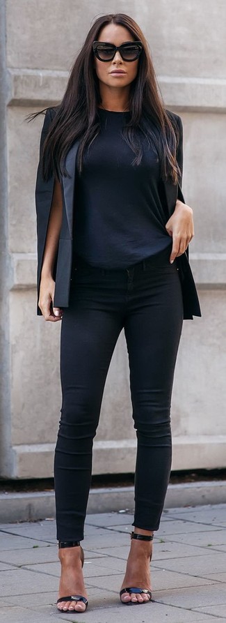 Как носить черные джинсы скинни с черными кожаными босоножками на каблуке осень: Лук из черного пальто-накидки и черных джинсов скинни поможет создать необыденный образ в непринужденном стиле. Вкупе с этим образом стильно смотрятся черные кожаные босоножки на каблуке. Вне всякого сомнения, подобное сочетание будет смотреться невероятно по моде в ясный осенний день.