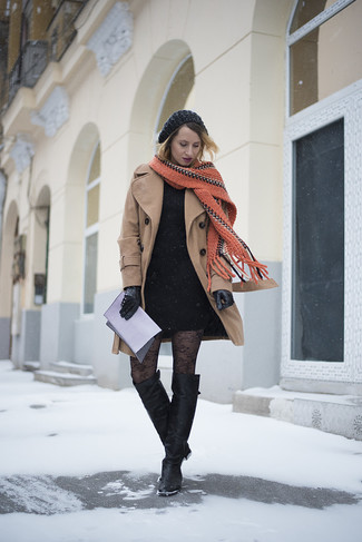 С чем носить черную вязаную шапку женщине зима: Светло-коричневое пальто и черная вязаная шапка — стильный выбор барышень, которые постоянно в движении. Очень неплохо здесь смотрятся черные кожаные ботфорты. Такое сочетание идеально подойдет на зиму.