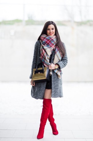 С чем носить разноцветный шарф в шотландскую клетку женщине в холод: Темно-серое пальто и разноцветный шарф в шотландскую клетку — великолепное решение для женщин, которые постоянно в движении. Завершив лук красными замшевыми ботфортами, можно получить изумительный результат.