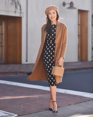 Модный лук: светло-коричневое пальто, черное облегающее платье в горошек, черные кожаные туфли, светло-коричневый кожаный клатч