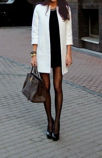 Какие туфли носить с бело-черным пальто: Если ты считаешь себя одной из тех женщин, неплохо разбирающихся в одежде, тебе подойдет тандем бело-черного пальто и черного облегающего платья. Туфли — идеальный вариант, чтобы дополнить лук.