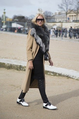С чем носить оксфорды в 30 лет женщине: Светло-коричневое пальто и черные кожаные узкие брюки — идеальный лук для свидания в ресторане. В тандеме с этим образом наиболее уместно будут выглядеть оксфорды.