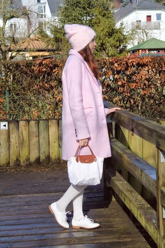 С чем носить белые кожаные туфли на шнуровке женщине: Розовое пальто — великолепный лук для встречи в ресторане. В паре с этим нарядом чудесно выглядят белые кожаные туфли на шнуровке.