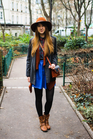 С чем носить шляпу женщине в холод: Сочетание темно-серого пальто и шляпы - очень практично, и поэтому отлично подходит для повседневой носки. В сочетании с этим образом наиболее удачно смотрятся коричневые кожаные ботинки на шнуровке.