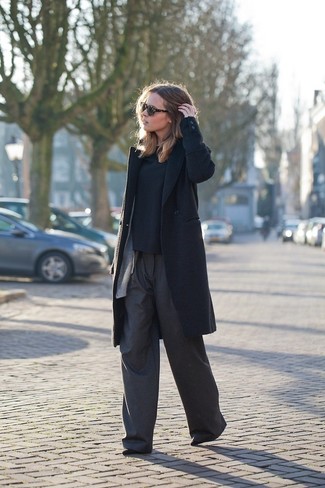 Модный лук: черное пальто, серый открытый кардиган, черный свитер с круглым вырезом, темно-серые широкие брюки