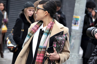 С чем носить бежевое пальто в 30 лет женщине в холод: Бежевое пальто и черно-белый шелковый пиджак — прекрасный вариант для простого, но модного лука.