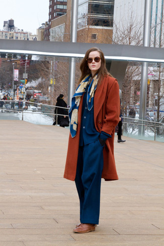 С чем носить синие классические брюки женщине: Дуэт табачного пальто и синих классических брюк позволит составить изысканный и современный образ. В паре с этим луком наиболее удачно смотрятся коричневые кожаные оксфорды.