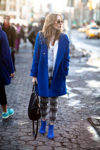 С чем носить темно-сине-белое пальто в 30 лет женщине: Тандем темно-сине-белого пальто и бело-черных узких брюк в шотландскую клетку — замечательный пример современного стиля в большом городе. Вместе с этим луком стильно будут смотреться синие замшевые ботильоны.
